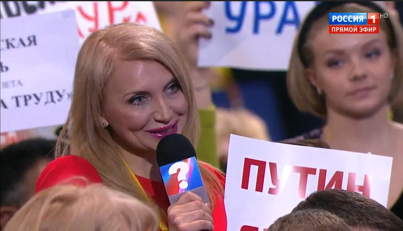 На табличке у журналистки было написано «Путин + лыжи». Это сработало