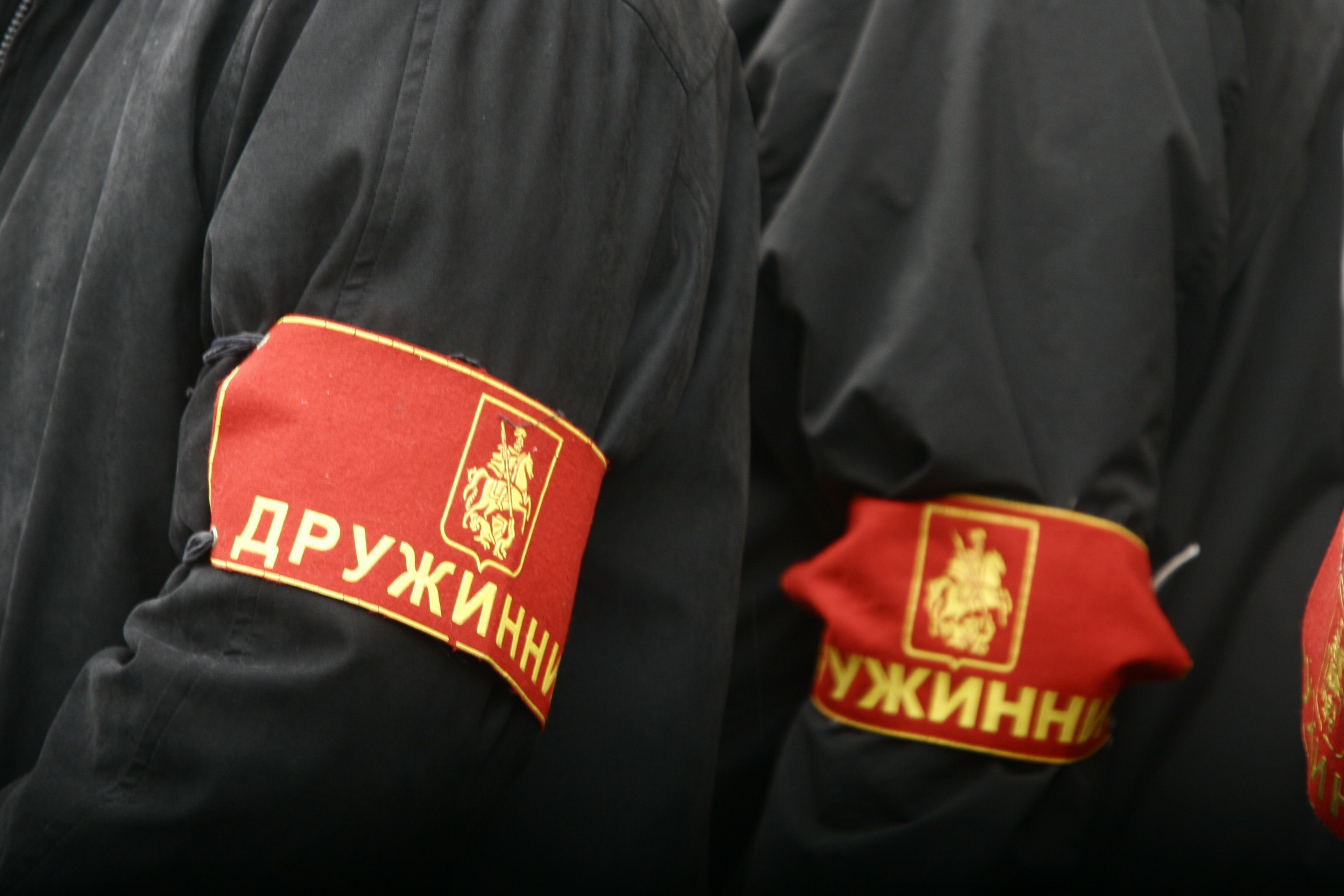 На руке дружинника. Дружинник фото. Повязка народный дружинник. Красная повязка дружинника. Народная дружина.
