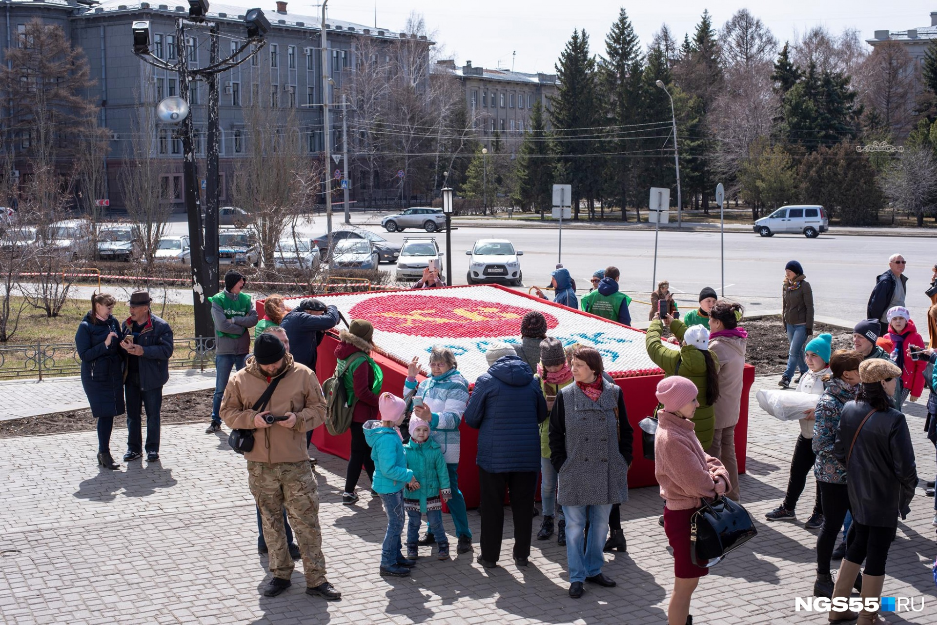 В Омске вместо гигантских куличей решили удивить верующих <a href="https://ngs55.ru/text/entertainment/2019/04/29/66071803/" target="_blank" class="_">картиной из крашеных яиц</a> — получилось эффектно В Омске вместо гигантских куличей решили удивить верующих <a href="https://ngs55.ru/text/entertainment/2019/04/29/66071803/" target="_blank" class="_">картиной из крашеных яиц</a> — получилось эффектно