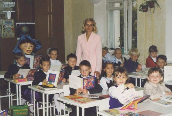 1 сентября 1997 года, школа № 30. Первая учительница, новенькие буквари в руках
