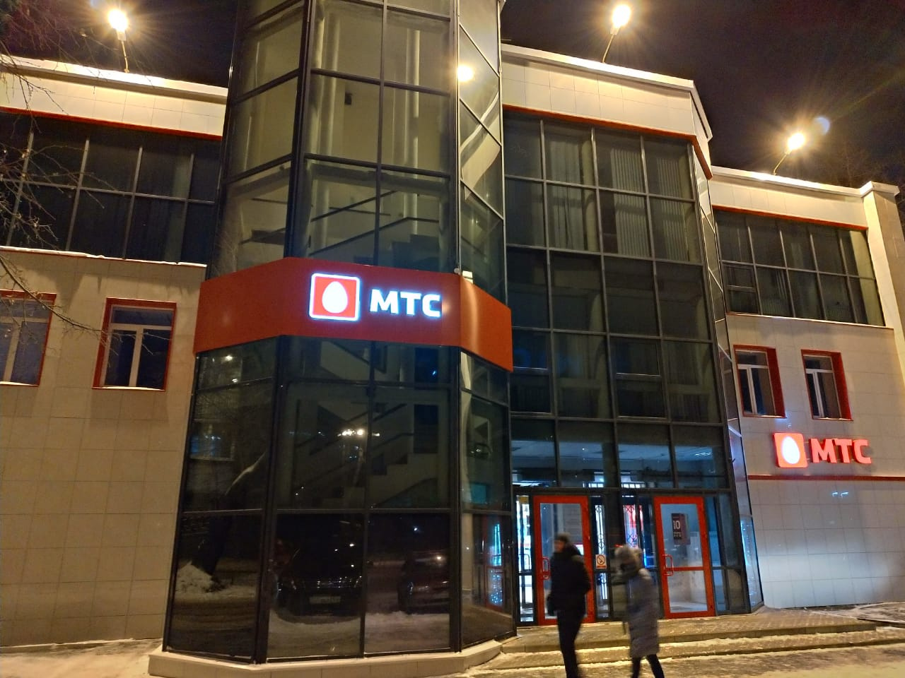 В МТС отметили, что уже меняют оформление своих салонов — в частности, центральный на Кирова, 11 В МТС отметили, что уже меняют оформление своих салонов — в частности, центральный на Кирова, 11