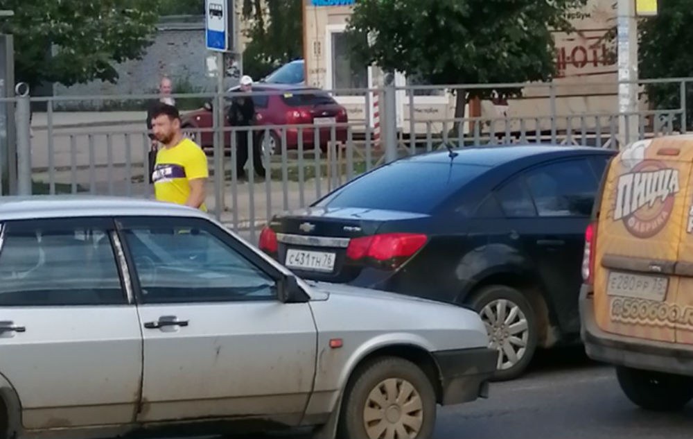 Дети помяли чей-то «Шевроле» Дети помяли чей-то «Шевроле»