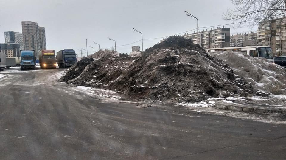 Горы снега лежат прямо возле дороги Горы снега лежат прямо возле дороги