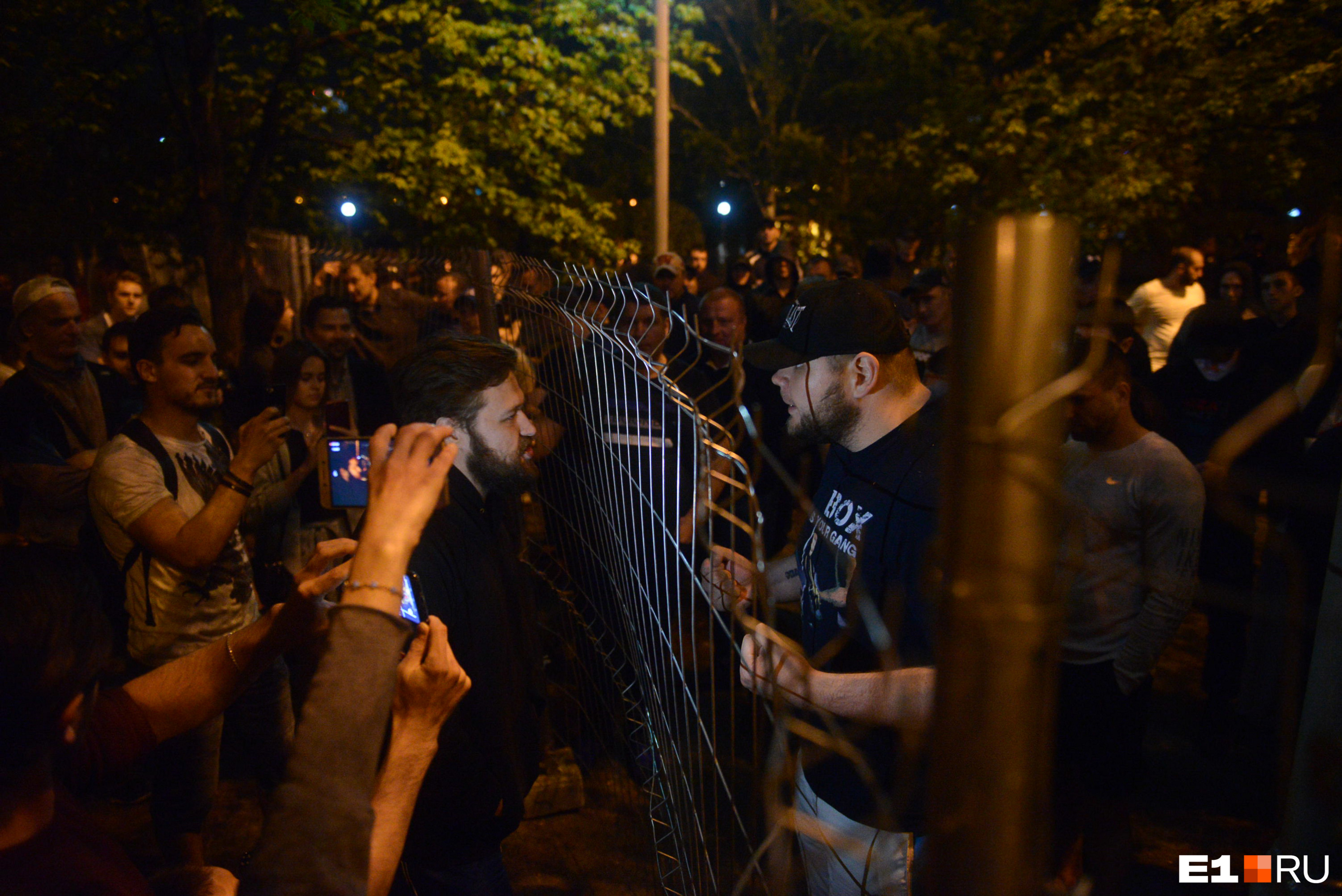 Протестующие и спортсмены кричали и оскорбляли друг друга через забор. Так продолжалось до самого утра