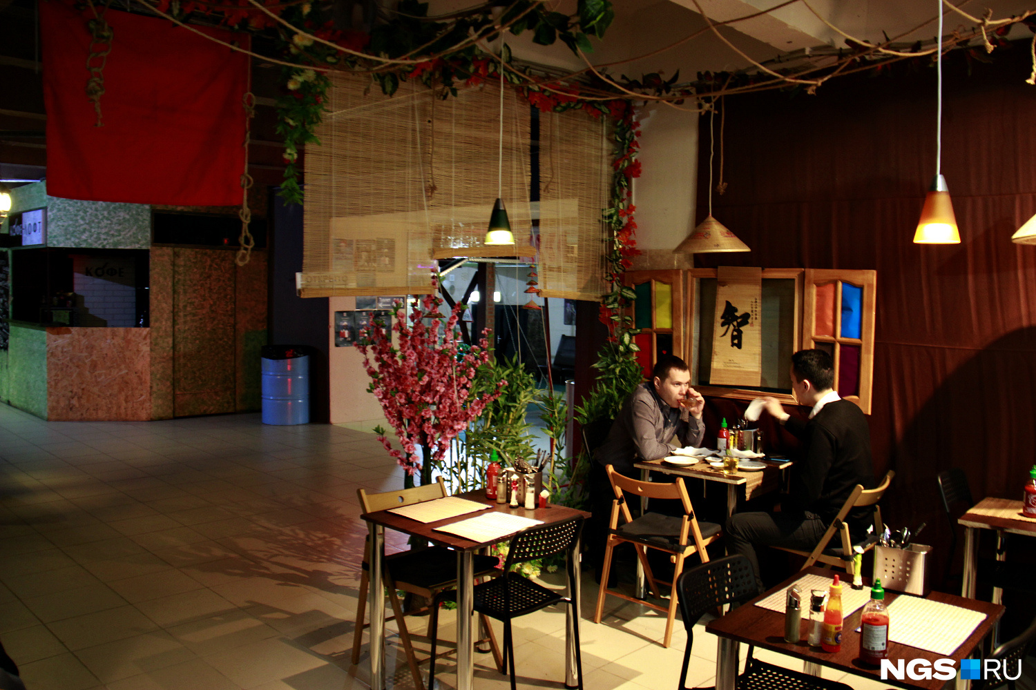 Несмотря на то что Chao Pho работает первый день, кафе оказалось единственным заведением в лофт-парке, где корреспондент НГС.НОВОСТИ застал посетителей