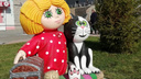 Фото: в сквере на Кошурникова поставили красочные фигуры домовёнка Кузи и кота Леопольда