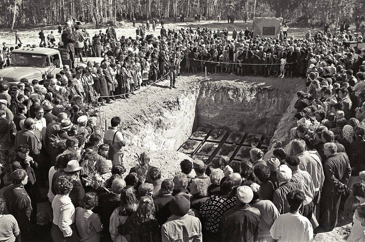 После раскопок в 1990 году останки жертв репрессий перезахоронили в братской могиле на «Золотой горе»