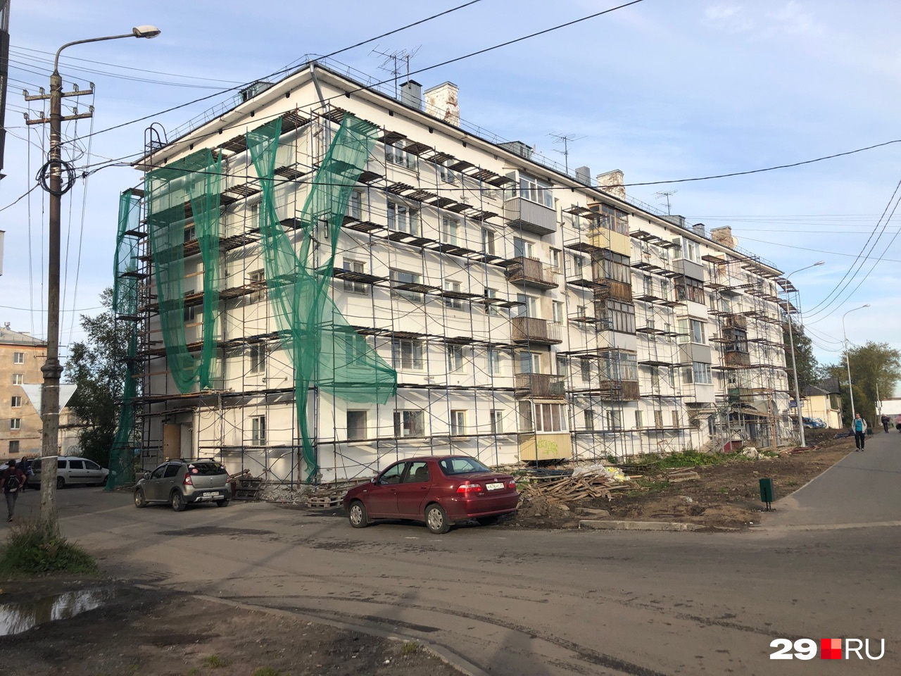 Скоро пятиэтажка на въезде в Архангельск полностью поменяет свой цвет 