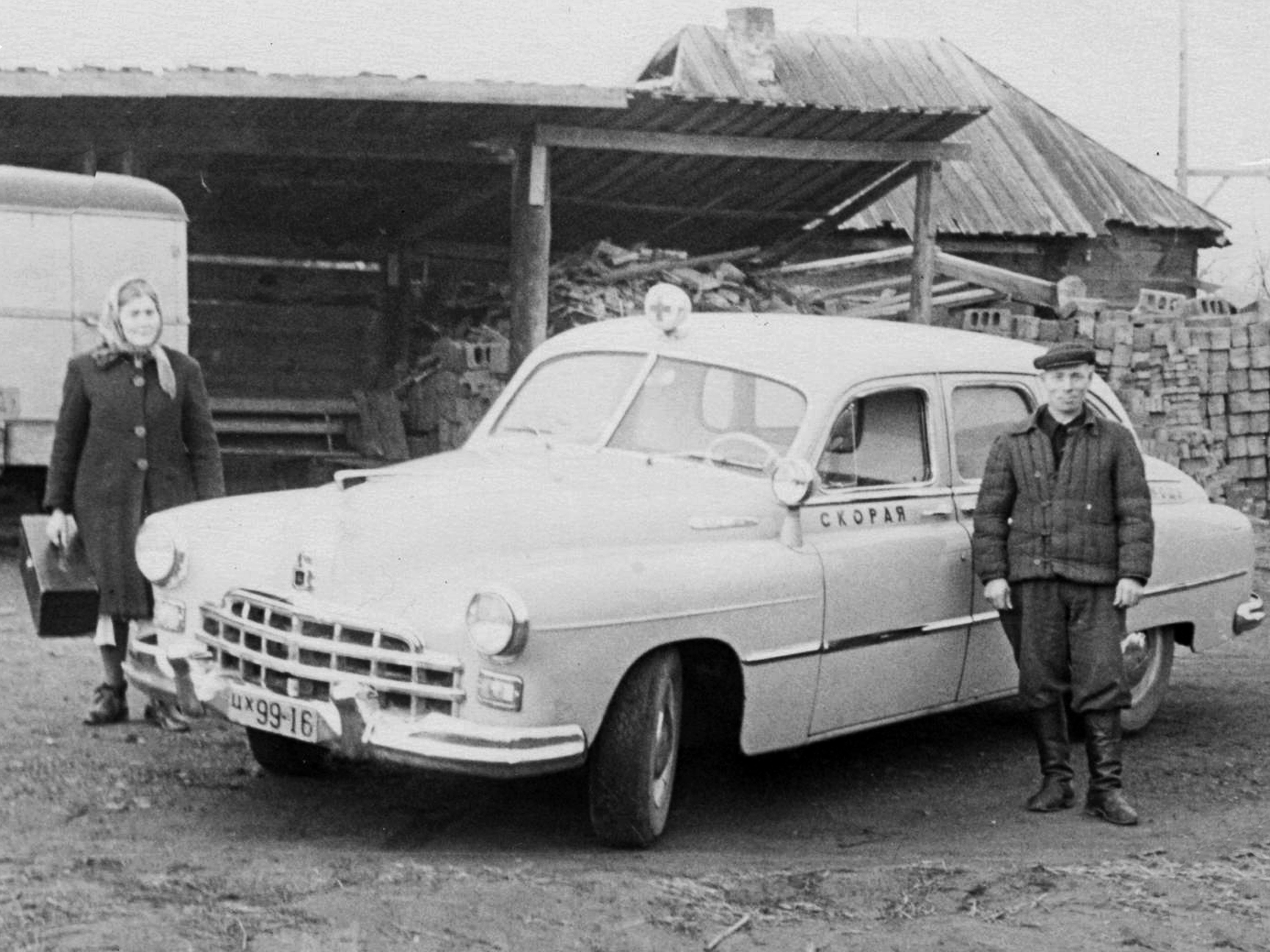 Автомобиль скорой помощи 50-х годов где-то в сельской местности Автомобиль скорой помощи 50-х годов где-то в сельской местности