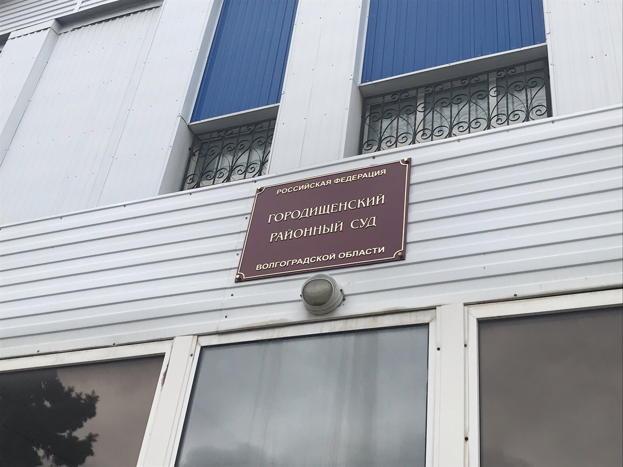 Когда Мамедову все же предоставили переводчика, он заявил, что не понимает его, поэтому пришлось искать другого в срочном порядке Когда Мамедову все же предоставили переводчика, он заявил, что не понимает его, поэтому пришлось искать другого в срочном порядке