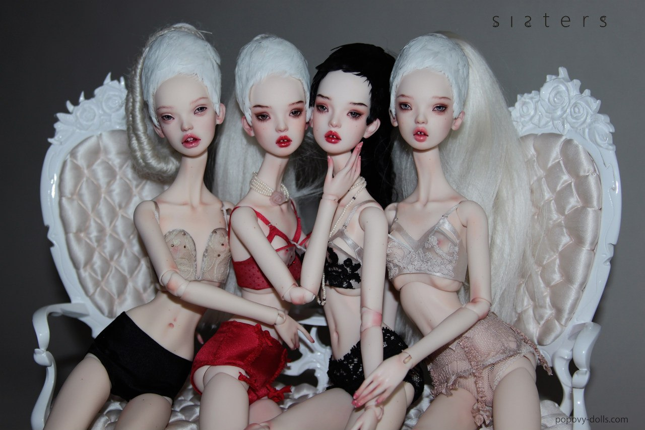 Куклы из одной коллекции похожи друг на друга, но при этом каждая индивидуальна