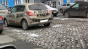 «А нечего изменять жене»: припаркованную возле высотки машину изуродовали провокационными надписями