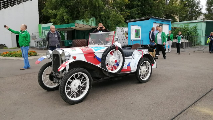 Английский путешественник приехал в Красноярск на ретроавтомобиле 1937 года