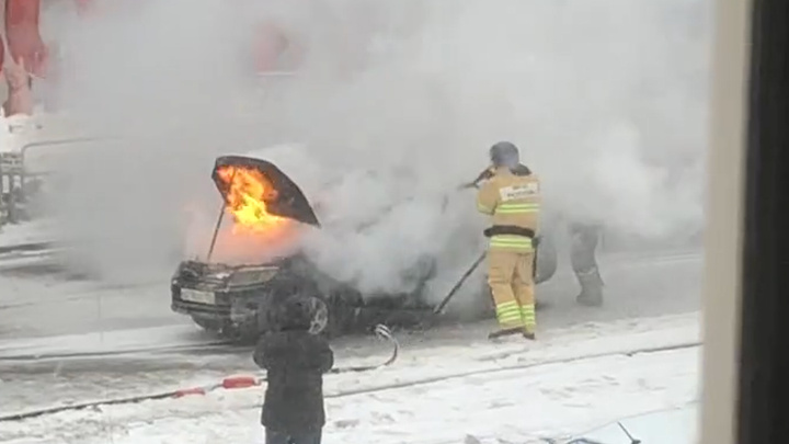 «Хотели помочь, но не смогли»: на челябинском проспекте сгорела машина