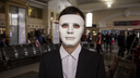 Видео: люди в белых масках собрались на пригородном вокзале