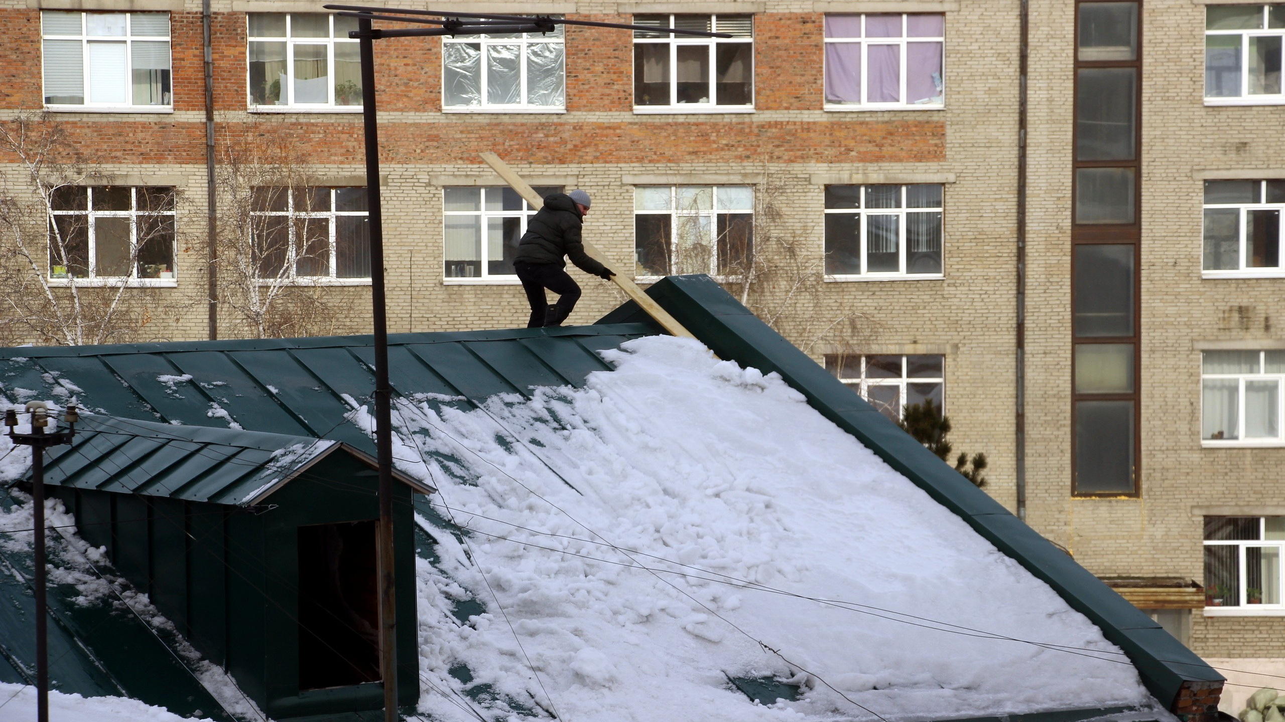 Снег с крыши на голову. Снег на крыше. Сугроб на крыше. Сугроб рядом с домом с крышей.
