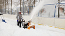 «Больше некому?»: Дмитрий Азаров лично почистил от снега каток около школы на Солнечной