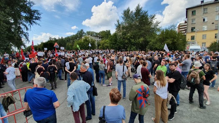 «Отстояли сквер — отстоим Россию»: екатеринбуржцы поддержали москвичей, борющихся за свободу выборов