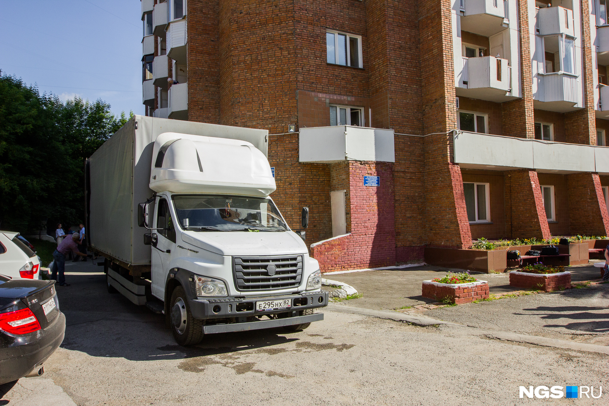 Автомобиль уехал утром 11 июля — его сопровождает машина ГИБДД Автомобиль уехал утром 11 июля — его сопровождает машина ГИБДД