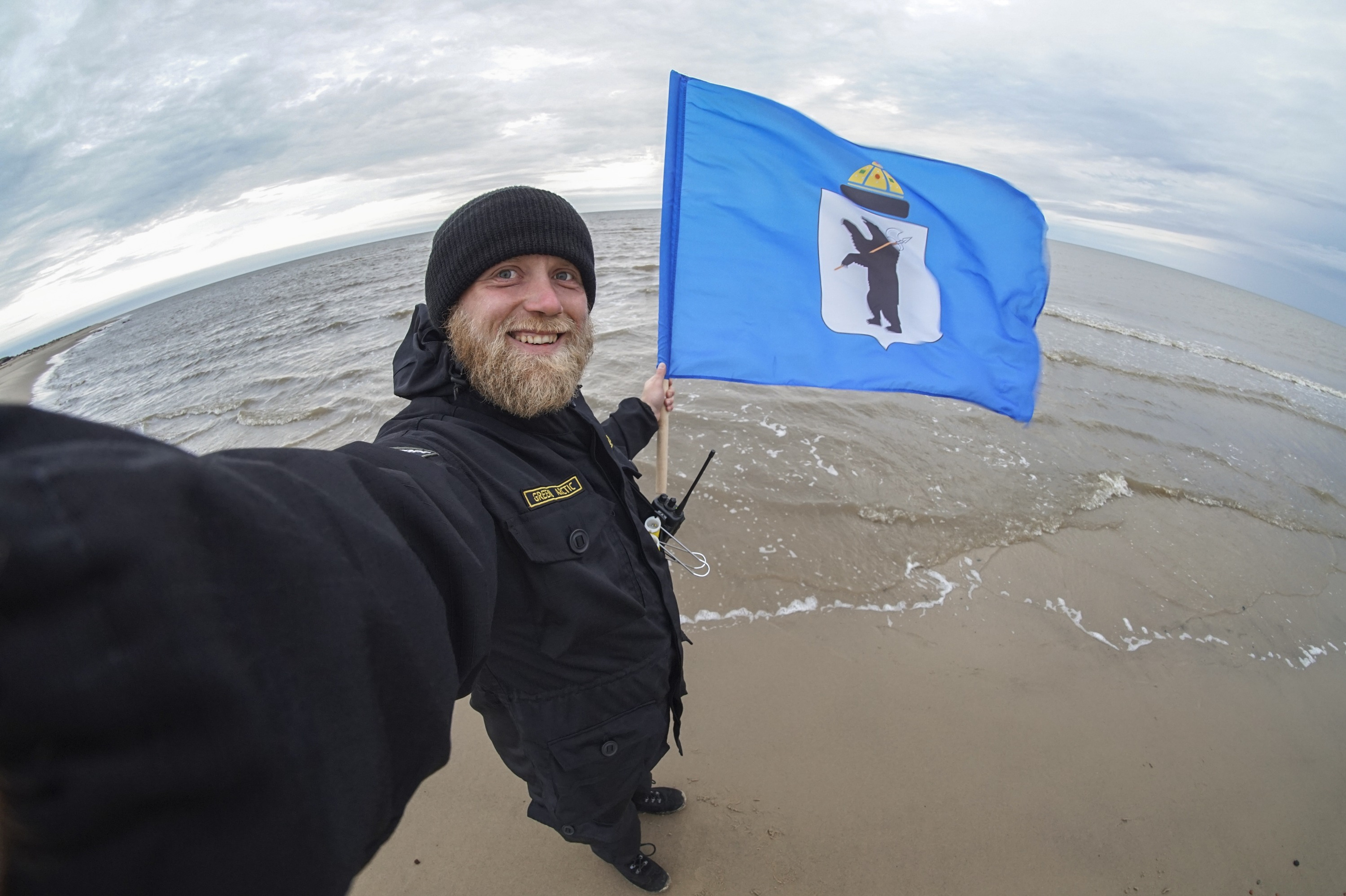 Флаг Ярославля Илья привёз с собой в Арктику.