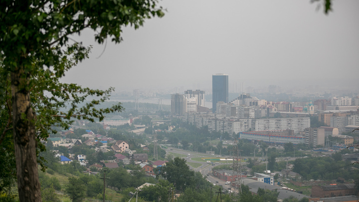Дошел до Урала и развернулся: сменивший направление ветер гонит дым обратно в Красноярск