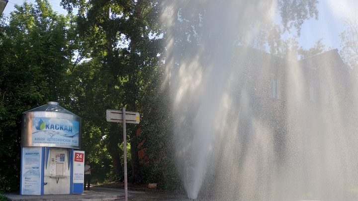 «Я успел машину помыть»: в Перми фонтан воды пробил асфальт