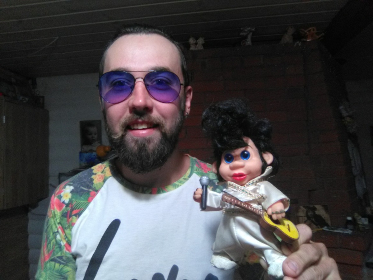 Женя до сих пор хранит куклу-талисман — Элвиса в миниатюре