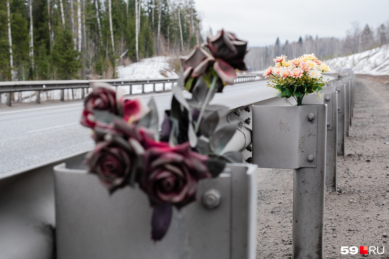 приносят цветы на могилу солдата к разбитому доту фото 23