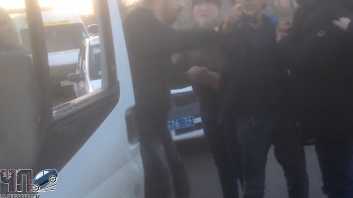 «Он его монтировкой»: в Челябинске водители маршруток устроили разборки на глазах у пассажиров