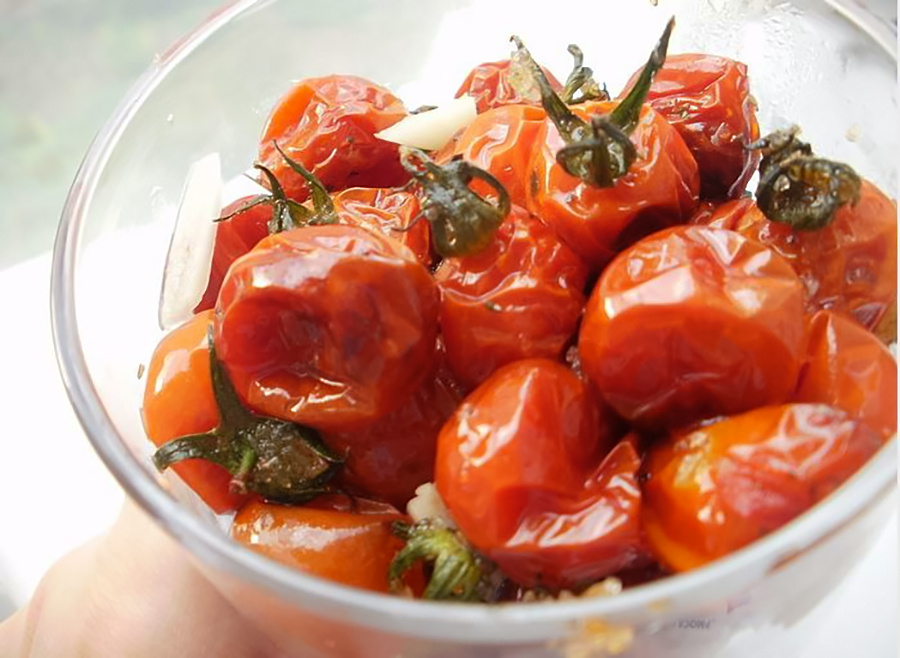 Карамелизованные помидоры — идеально для салата с сыром