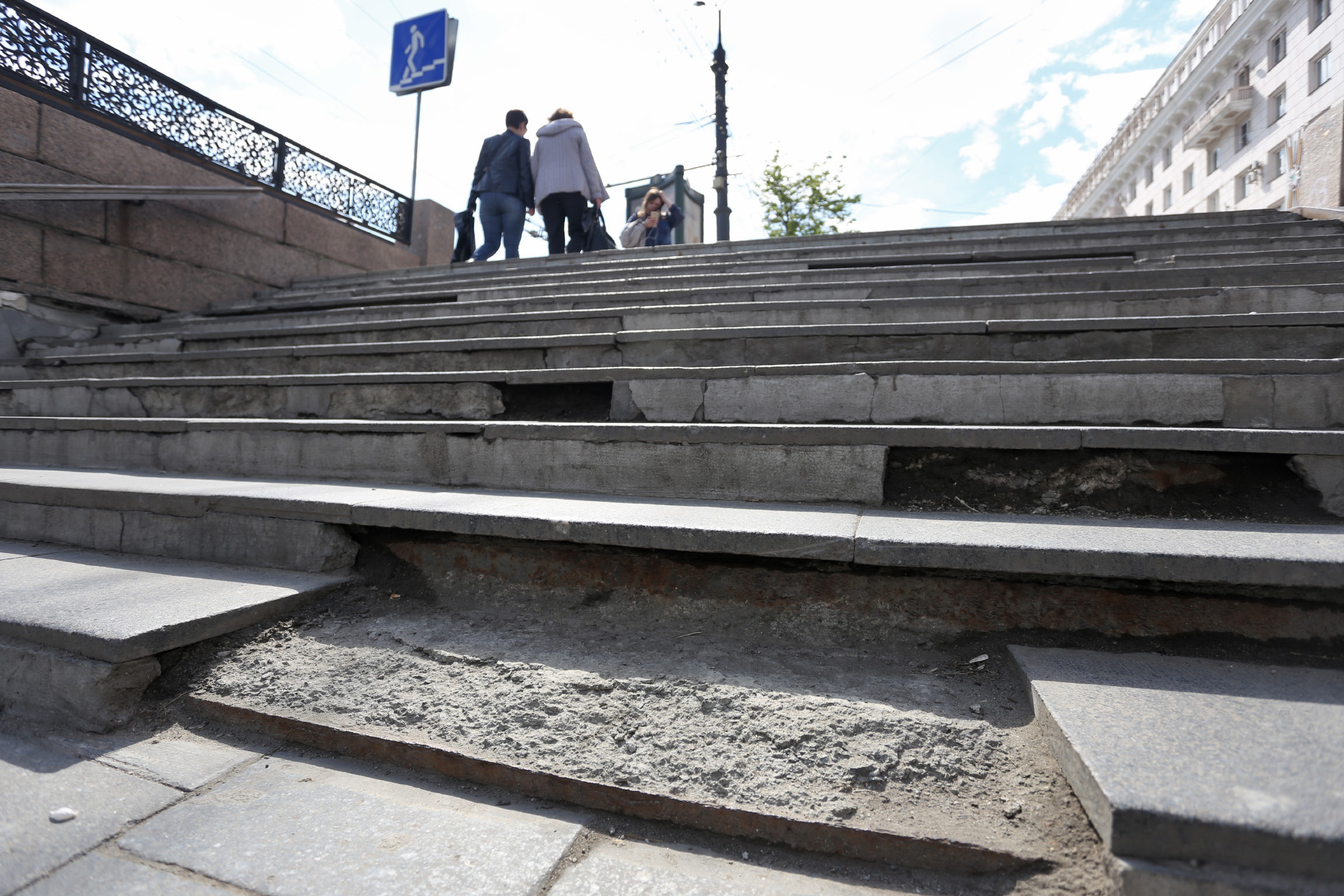 На площади Революции наконец-то отремонтируют ступеньки и сделают подъёмники для маломобильных граждан