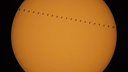 Успели за секунду: новосибирские астрономы сняли МКС на фоне Солнца