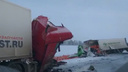 На новосибирской трассе столкнулись две фуры: один из водителей погиб