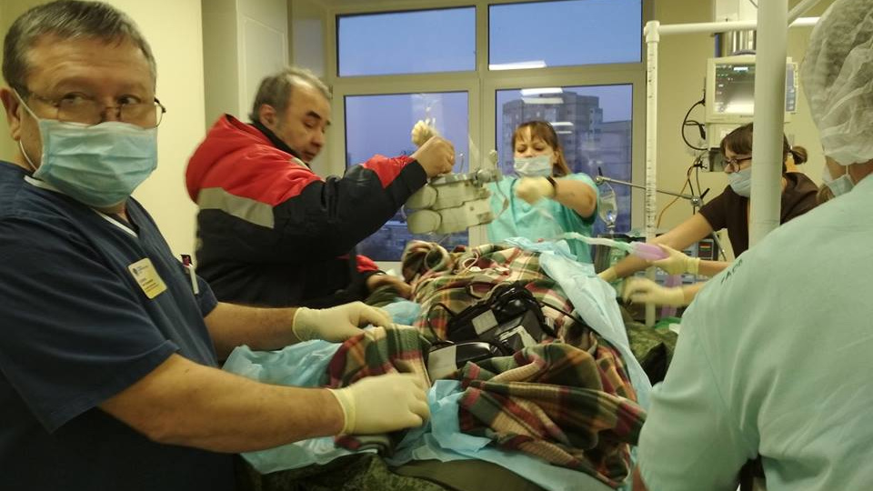 «Пульс 140 ударов в минуту»: врачи готовят к операции выжившую в горах Урала туристку
