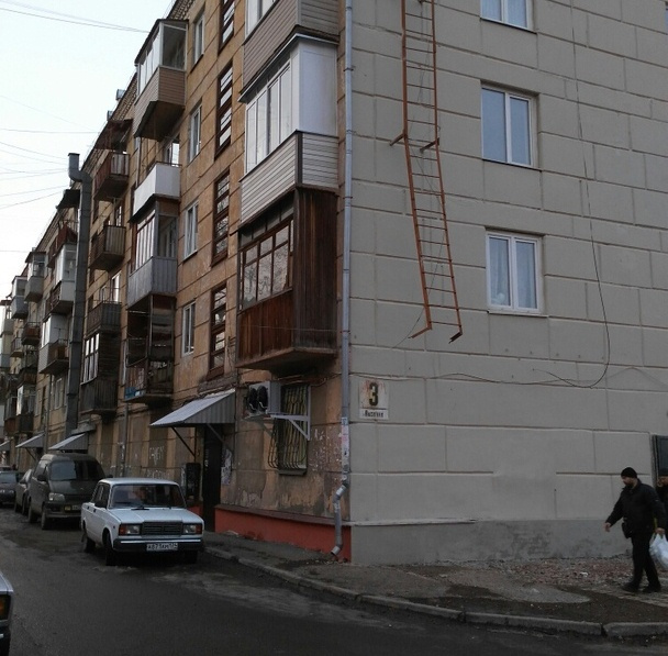Стена со стороны двора осталась непокрашенной Стена со стороны двора осталась непокрашенной