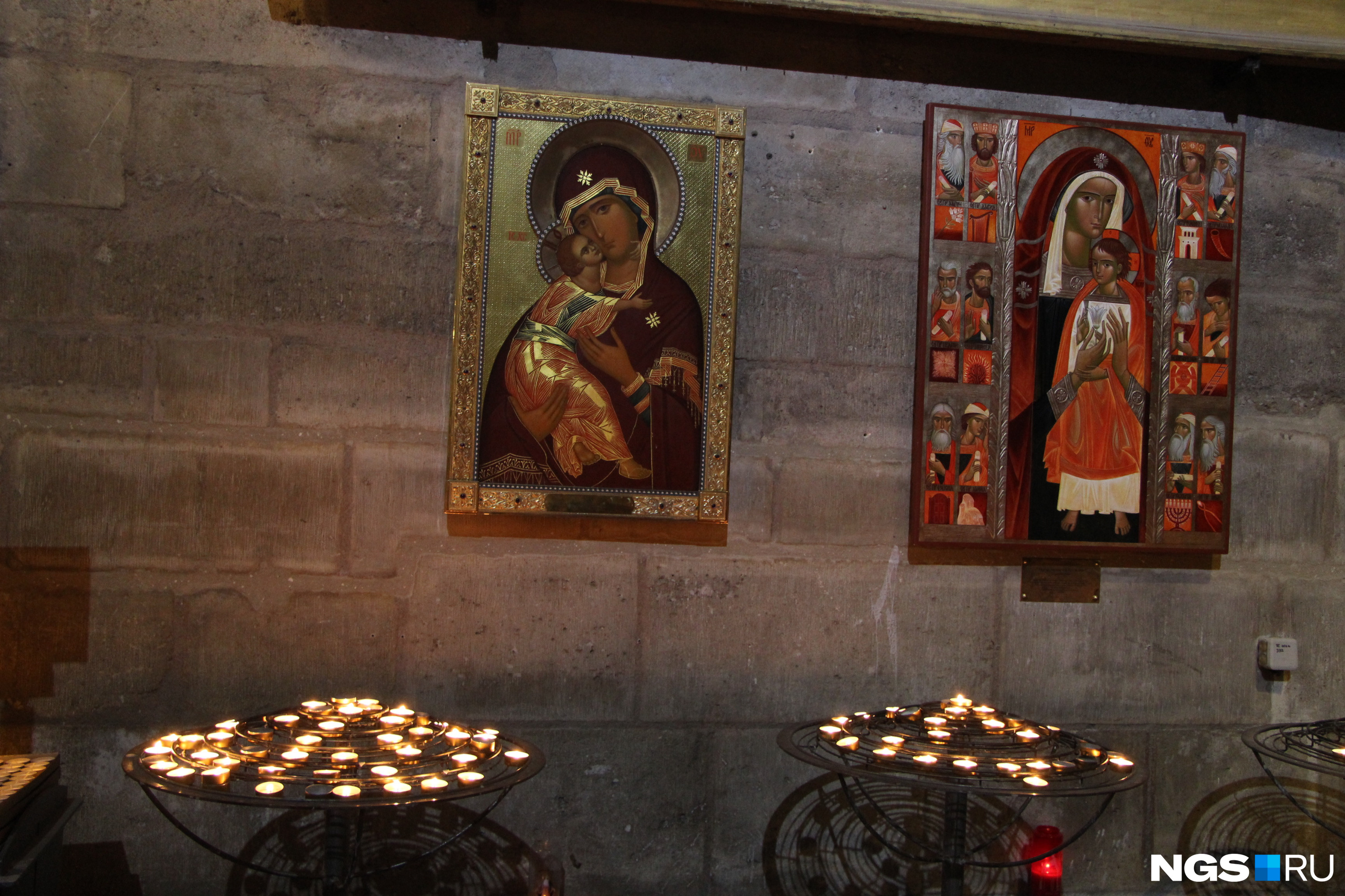 Икона Владимирской Божьей Матери (слева) и грекокатолическая икона в соборе Нотр-Дам. Их судьба пока неизвестна