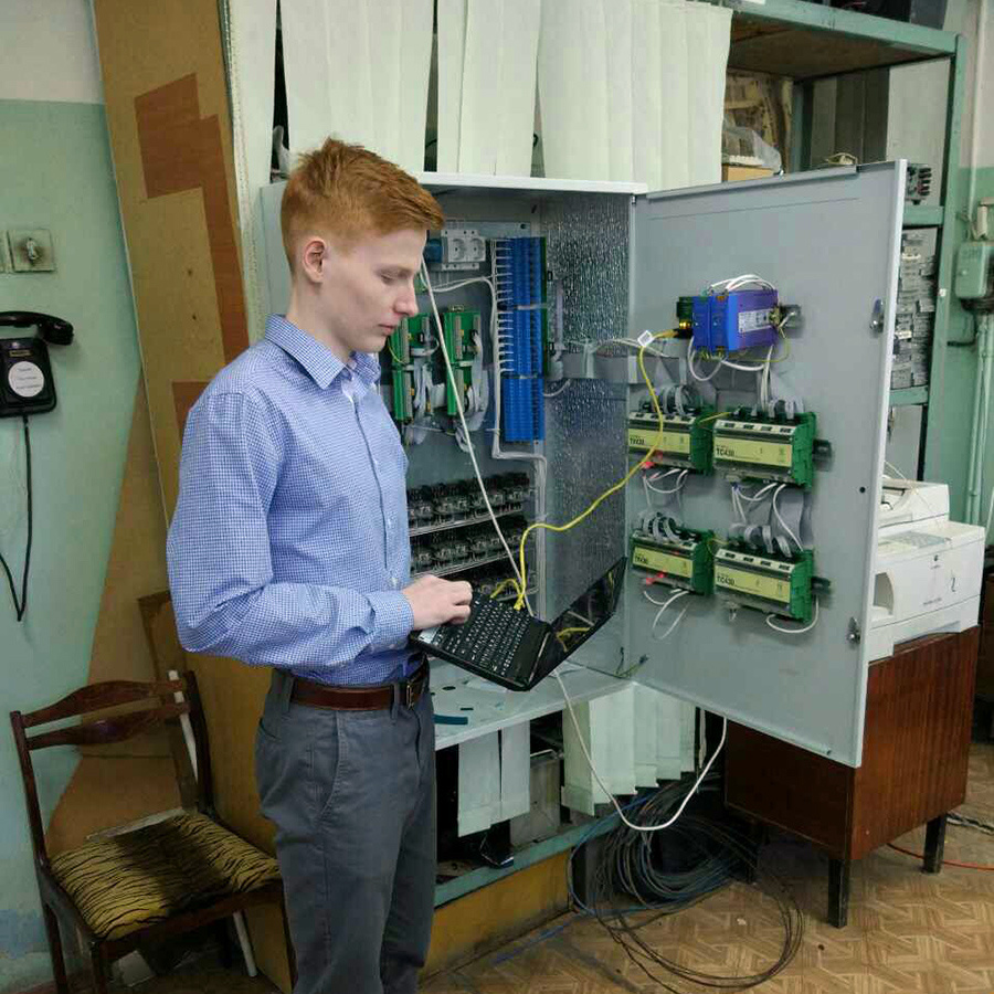 Сотрудник «Энергохозяйства» проверяет удаленное управление подстанцией