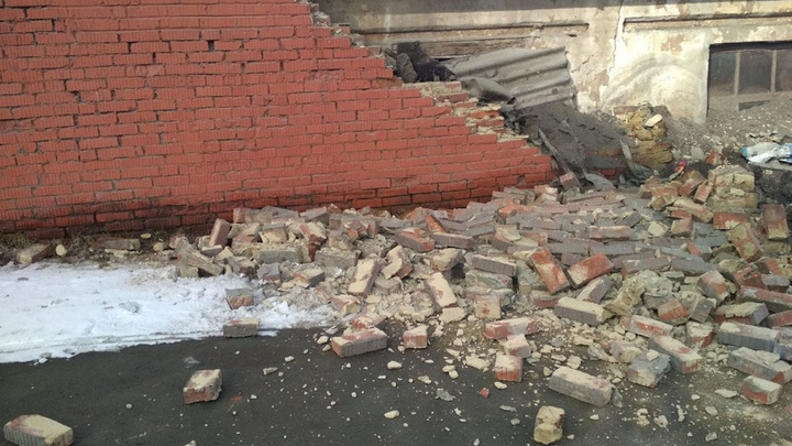 Под завал чуть не попал ребёнок: на остановке в Челябинске рухнул кирпичный забор