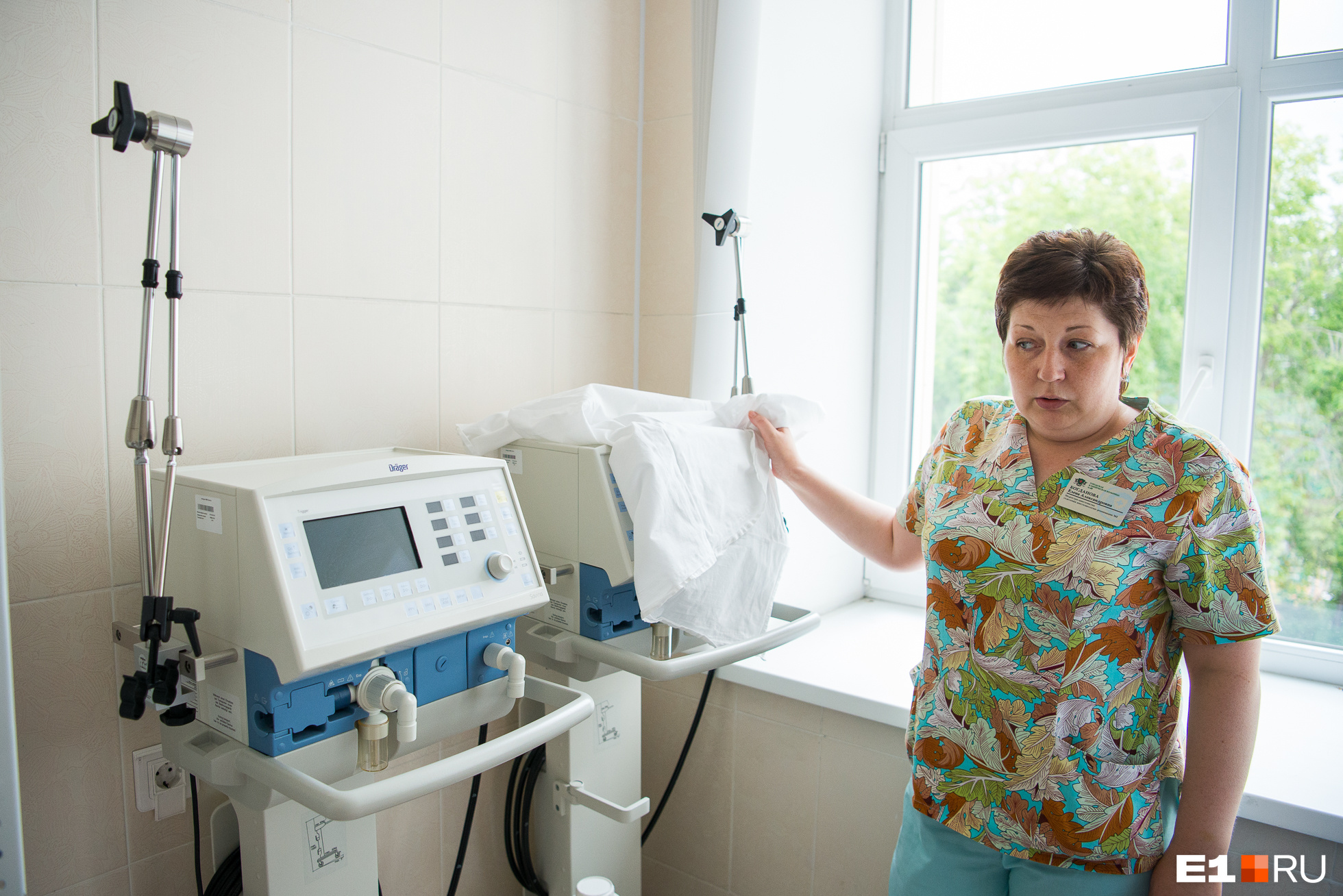 В отделении используют<b class="_"> </b>мониторинговые аппараты — например, для измерения давления — и аппараты искусственной вентиляции легких. На фото — медсестра-анестезист Елена Богданова