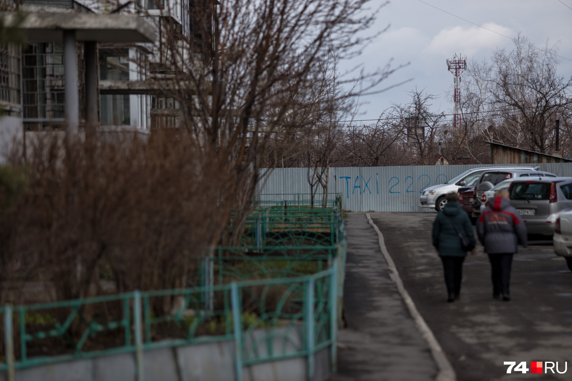 Дома где видна улица забор