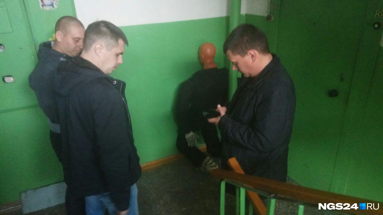 Подозреваемый — лысый мужчина слева Подозреваемый — лысый мужчина слева