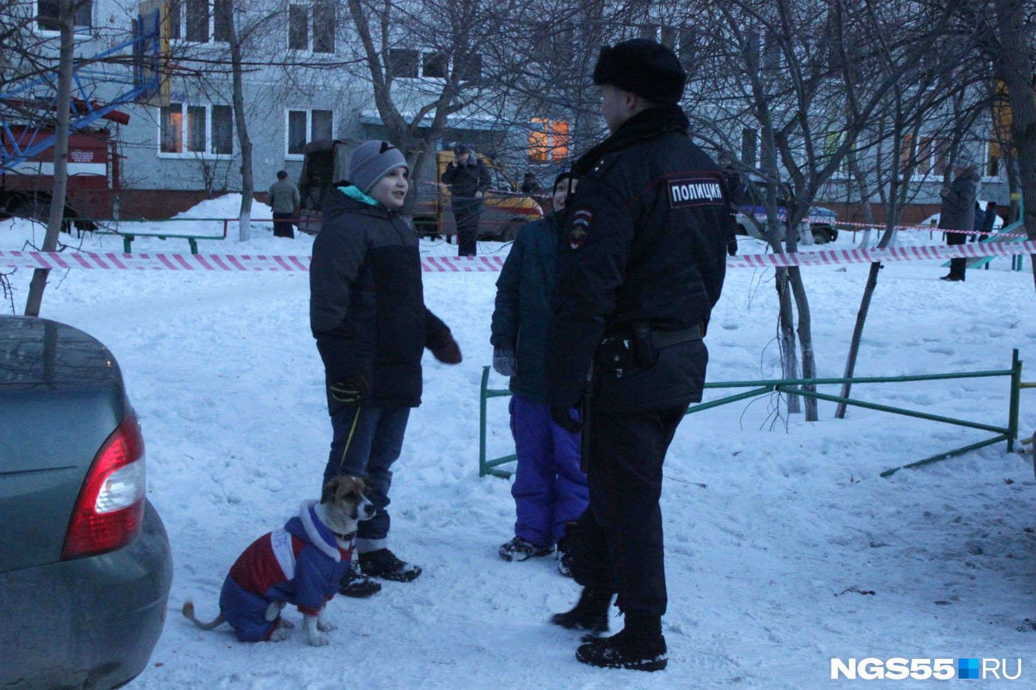 Дети от скуки беседуют то с одним, то с другим полицейским. Фото Олега Малиновского