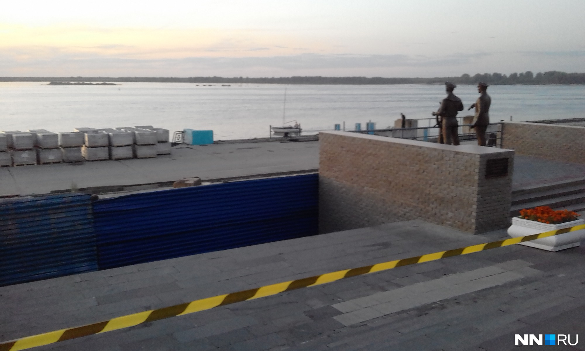 Водой можно наслаждаться теперь издалека