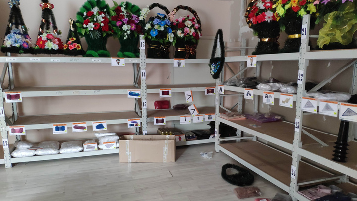 В Екатеринбурге воры украли у ритуальной конторы одежду для покойников на 300 тысяч рублей