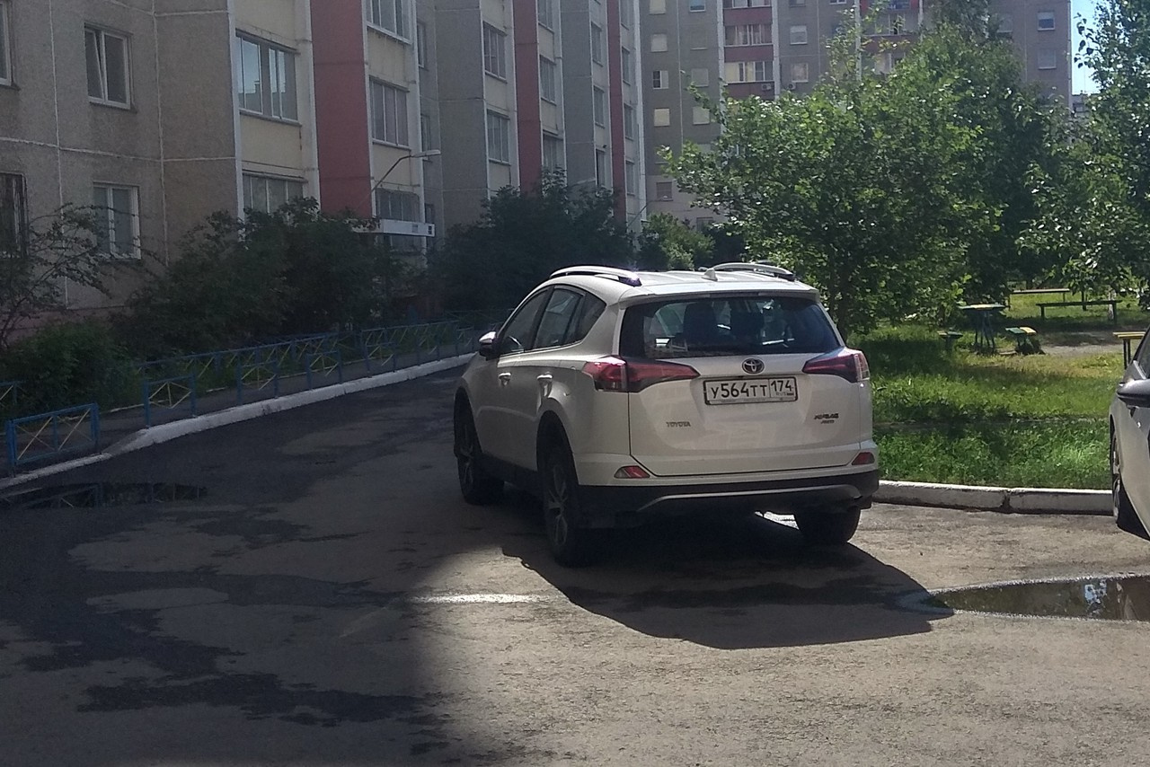 Сразу несколько читателей обратили внимание на странную манеру некоторых автомобилистов занимать по два парковочных места, как эта Toyota RAV4 на Игнатия Вандышева, 6а Сразу несколько читателей обратили внимание на странную манеру некоторых автомобилистов занимать по два парковочных места, как эта Toyota RAV4 на Игнатия Вандышева, 6а