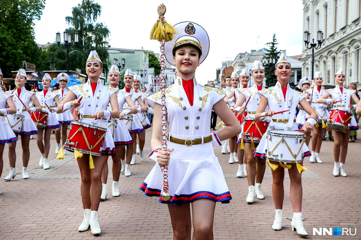 Барабанщицы в коротких юбках на ветру