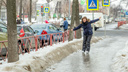 В Ярославле тротуар обледенел настолько, что стало можно кататься на коньках: тест-драйв