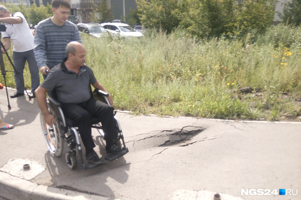 Двигаясь по тротуару, инвалиды постоянно натыкались на препятствия