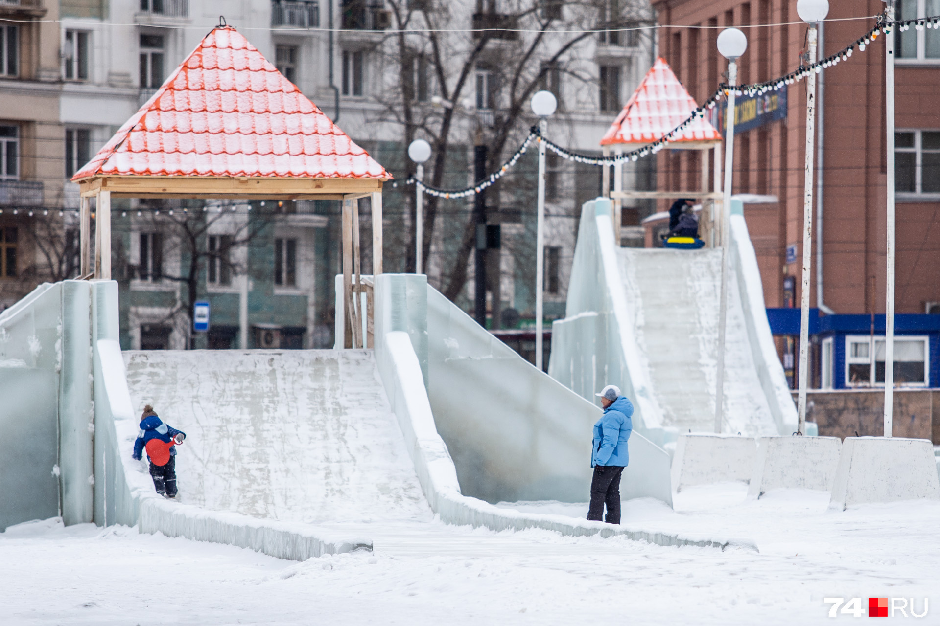 Взрослые спокойно разрешают детям подниматься на ледяные горки