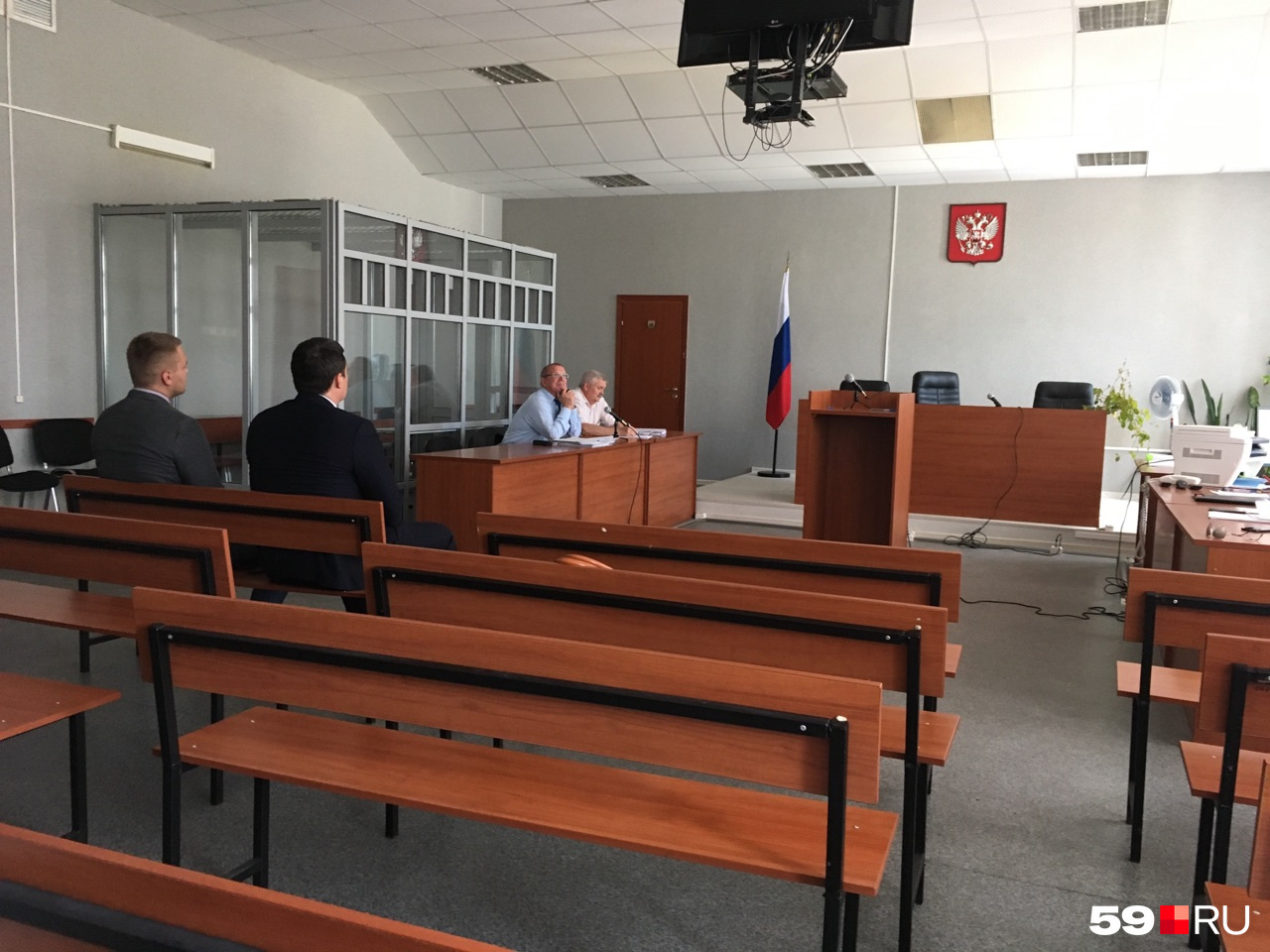 Похоже, в зале суда остались только самые стойкие Похоже, в зале суда остались только самые стойкие
